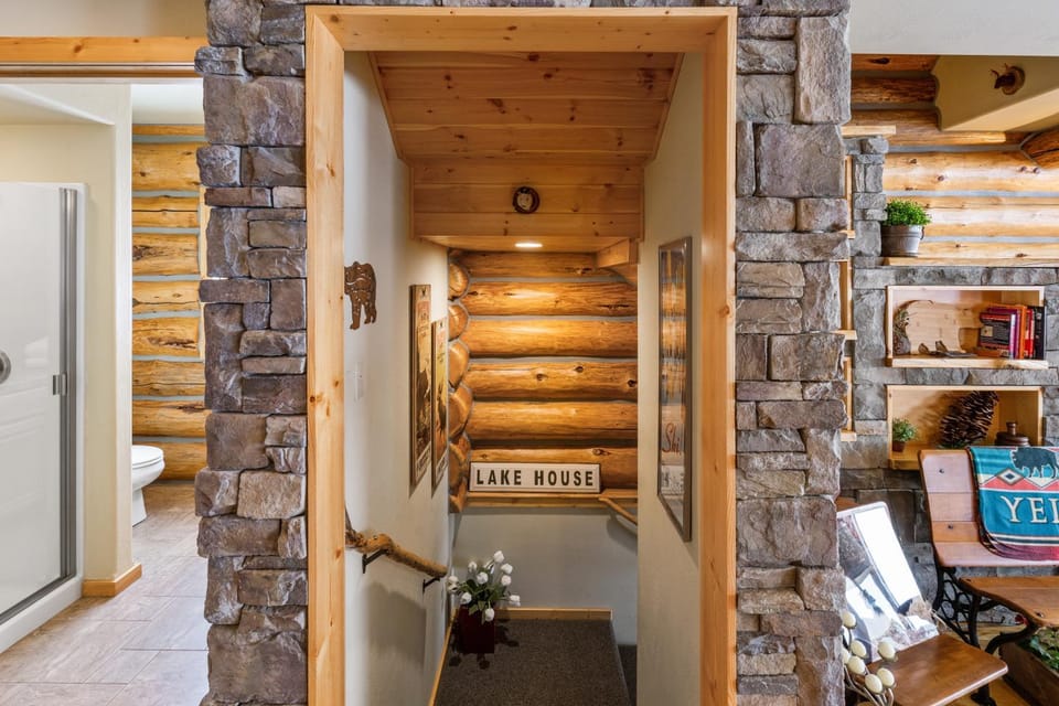 Relaxing Lakeside Getaway on Beautiful Hebgen Lake! HOT TUB with lake views- Beachside Lodge House in Hebgen Lake