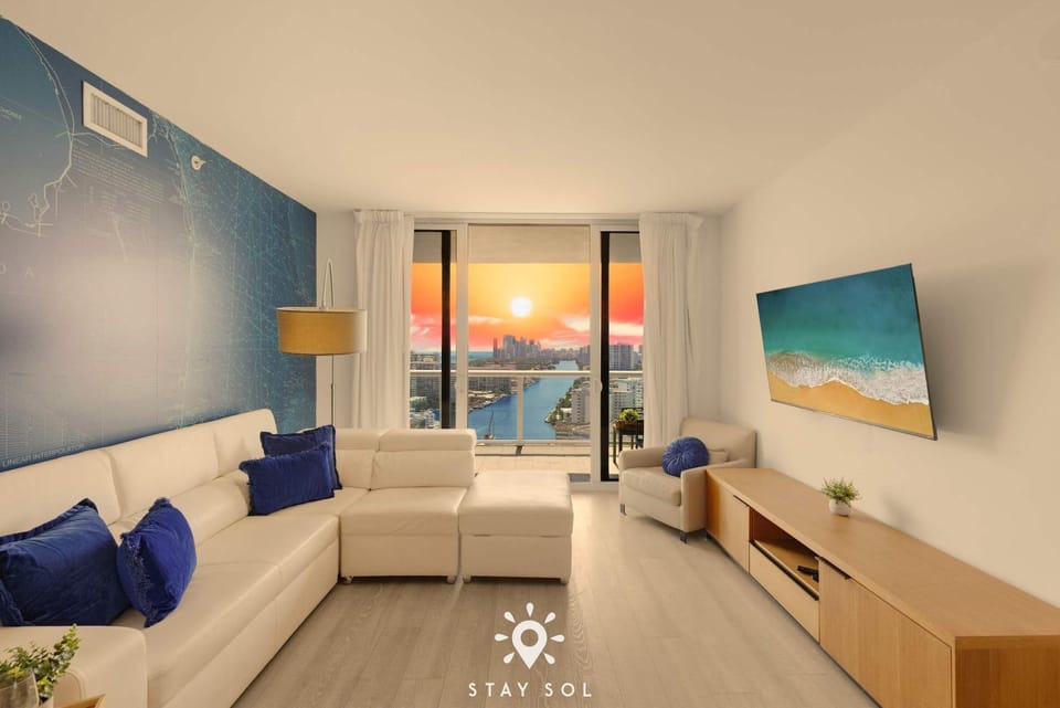 Balcony with View, Pool, Gym, Near Beach Apartment in Hallandale Beach