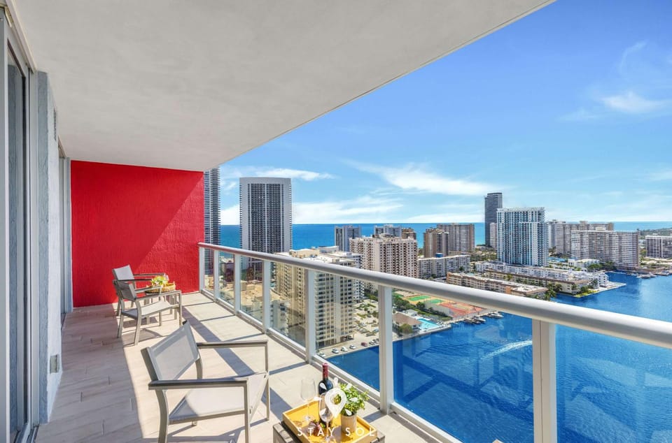 Balcony with View, Pool, Gym, Near Beach Apartment in Hallandale Beach