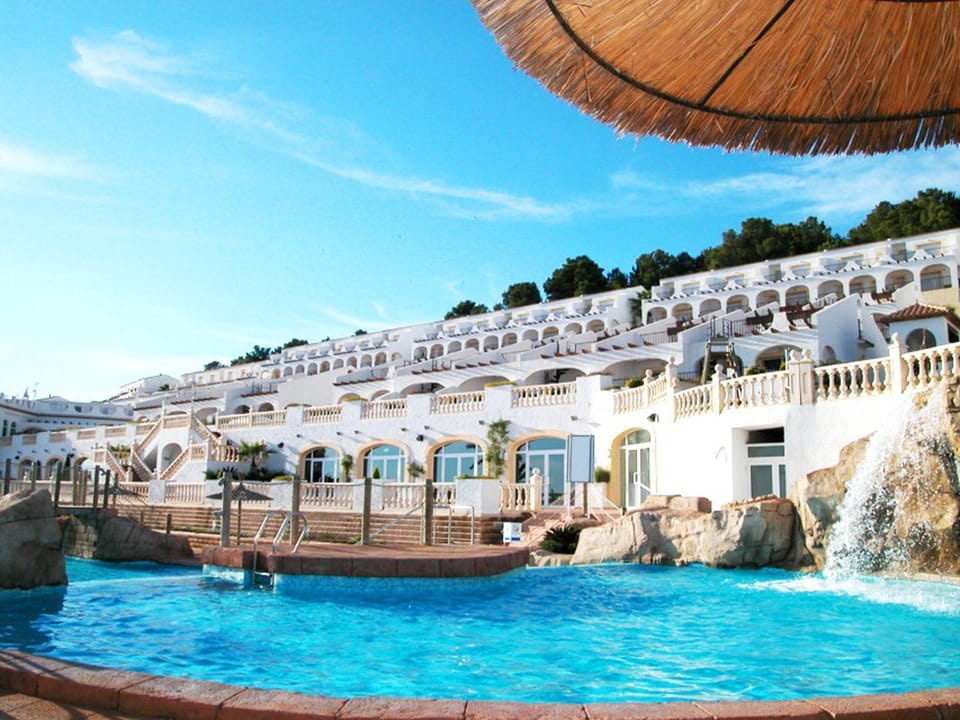 Restaurant/places to eat, Facade/entrance, Area and facilities, Swimming pool