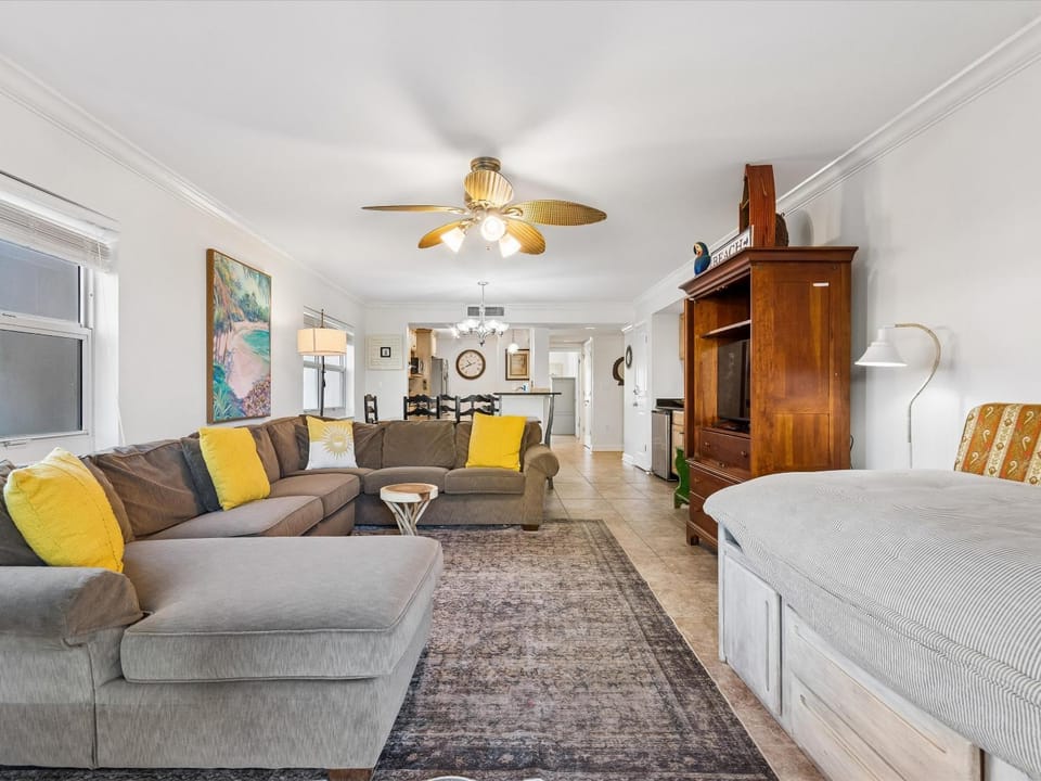 Bed, TV and multimedia, Living room, Seating area, furniture