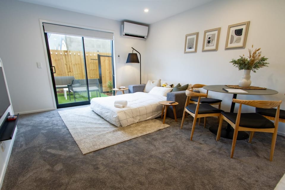 Bed, Garden, View (from property/room), Living room, Photo of the whole room, Decorative detail, Dining area, air conditioner