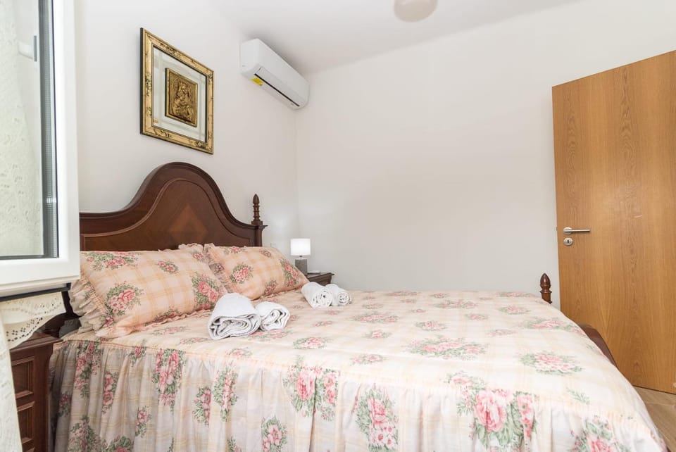 Bed, Photo of the whole room, Bedroom, towels, air conditioner