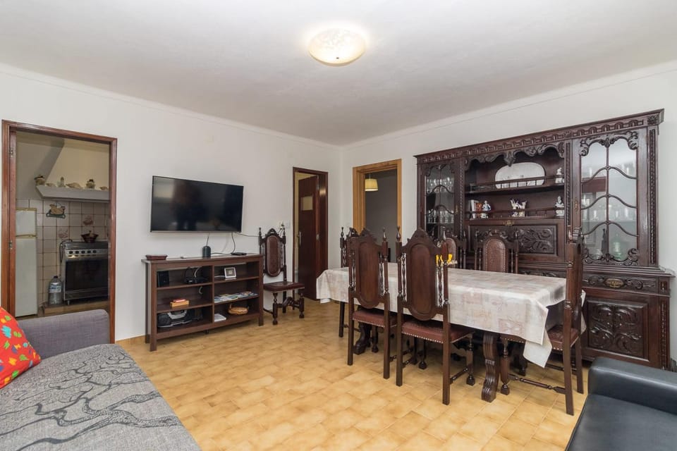 TV and multimedia, Living room, Seating area, Dining area
