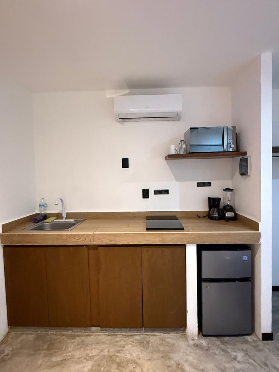 Kitchen or kitchenette, minibar, stove