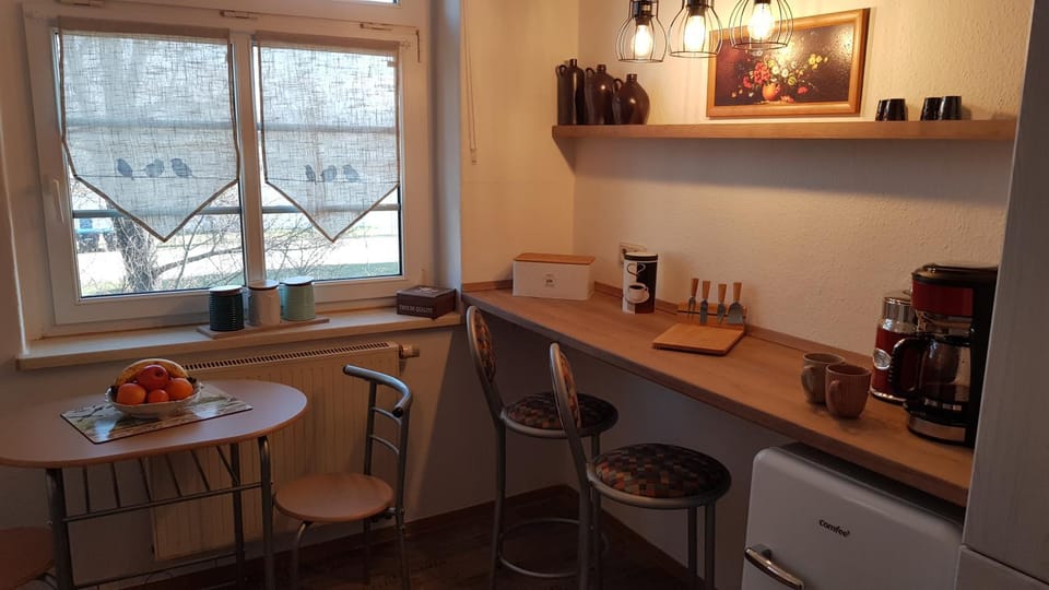 Coffee/tea facilities, Kitchen or kitchenette, Dining area, toaster