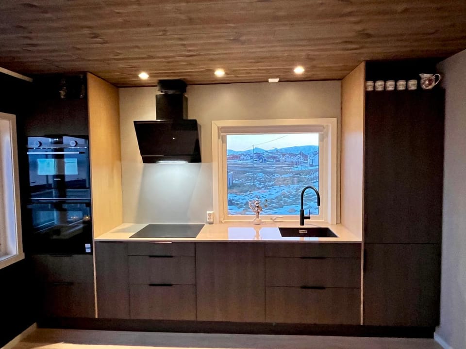 House by the ocean with midnight sun view House in Lofoten