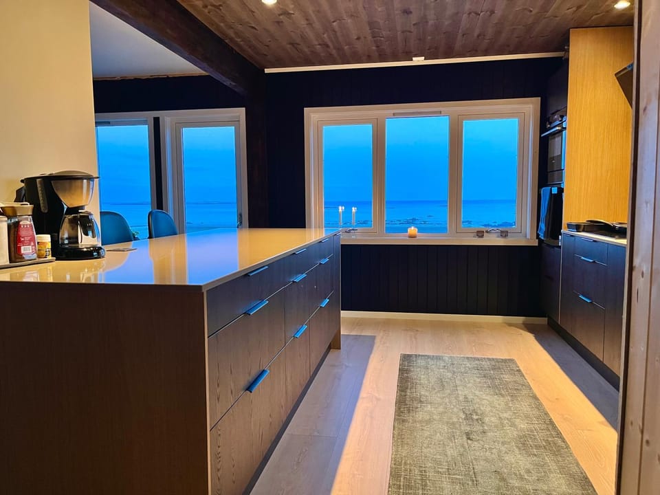 House by the ocean with midnight sun view House in Lofoten