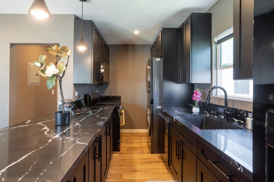 Newly Renovated Bungalow w Free Parking 4min from SoFi, 8min from Airport Villa in Westmont