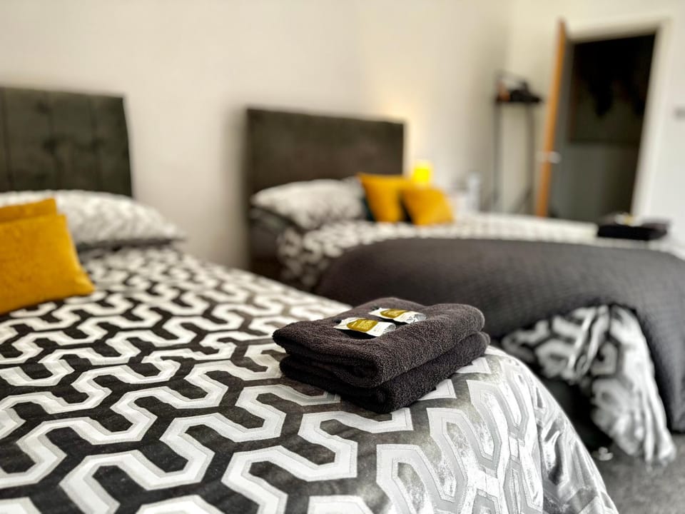 #20 Huge 2BR City Centre Apartment with Glass Ceiling Sleeps 6 Near Hull New Theatre Apartment in Hull