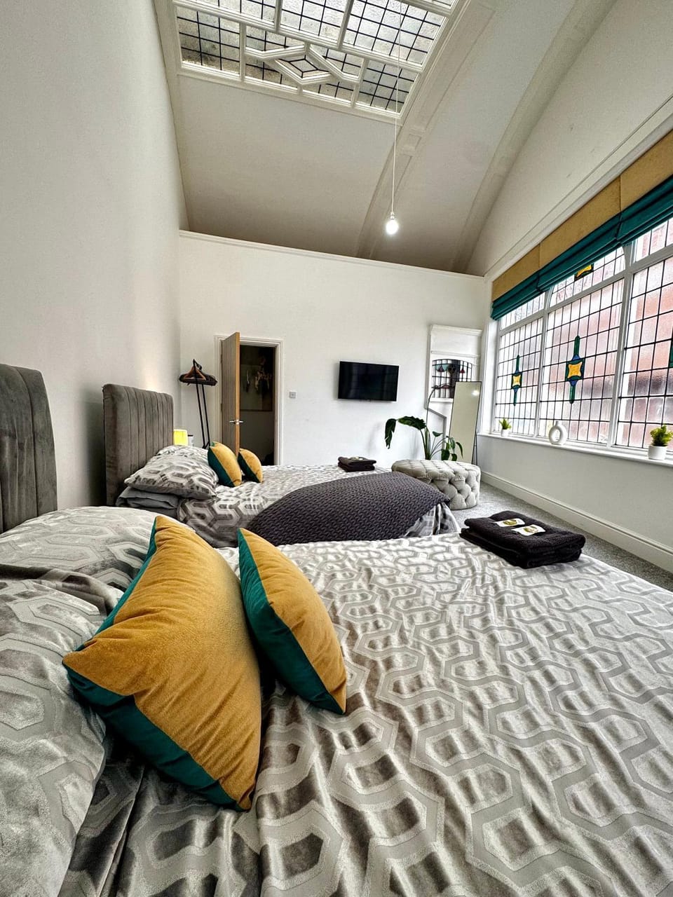 #20 Huge 2BR City Centre Apartment with Glass Ceiling Sleeps 6 Near Hull New Theatre Apartment in Hull