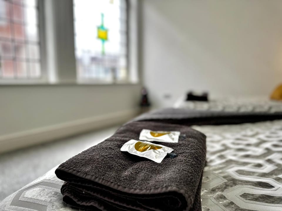 #20 Huge 2BR City Centre Apartment with Glass Ceiling Sleeps 6 Near Hull New Theatre Apartment in Hull