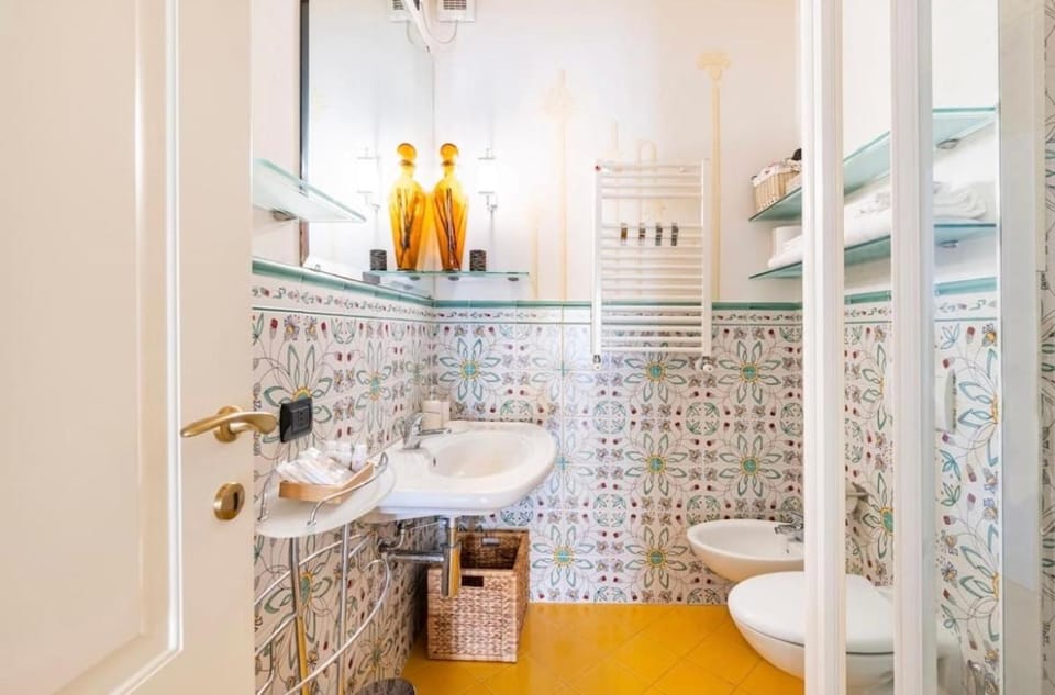 Shower, Toilet, Bathroom, bidet, towels