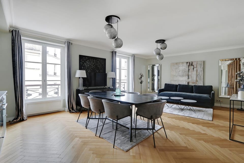 TV and multimedia, Living room, Seating area, Dining area