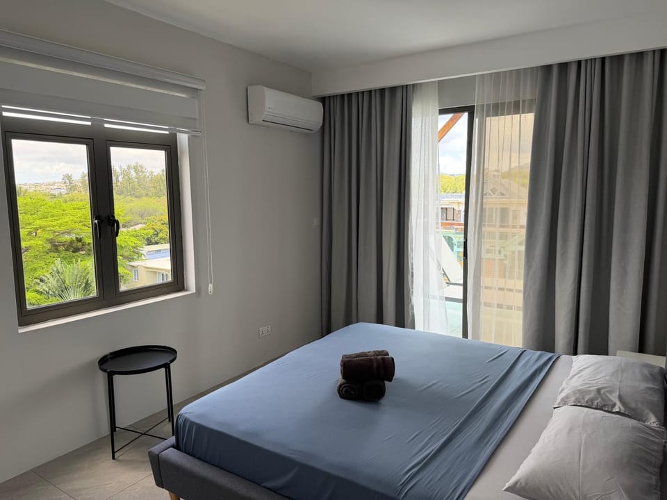 Top-Floor Modern 3BD Penthouse with Beautiful Mountain View Terrace - 5 min Walk to Beach Apartment in Flic en Flac