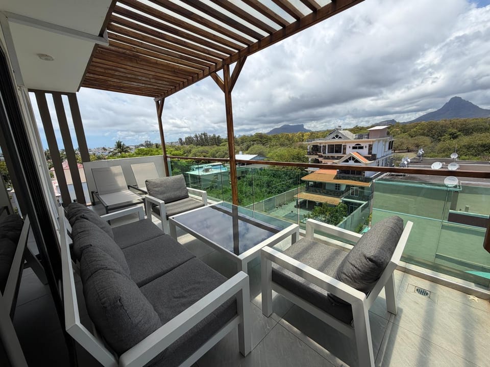 Top-Floor Modern 3BD Penthouse with Beautiful Mountain View Terrace - 5 min Walk to Beach Apartment in Flic en Flac