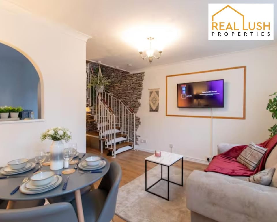 TV and multimedia, Living room, Seating area, Dining area
