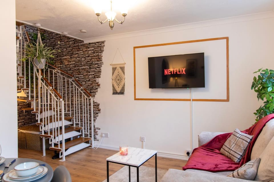 1 Bed House- Free Parking- New Cross Hospital By Lush Properties Apartment in Wolverhampton