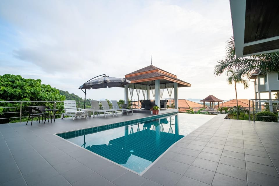 View (from property/room), Pool view, Sea view