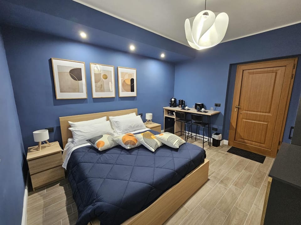 Bed, TV and multimedia, Photo of the whole room, Bedroom