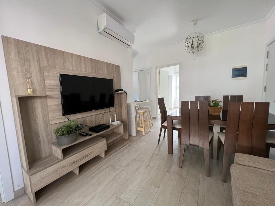 Communal lounge/ TV room, TV and multimedia, Living room, Seating area, Dining area, air conditioner