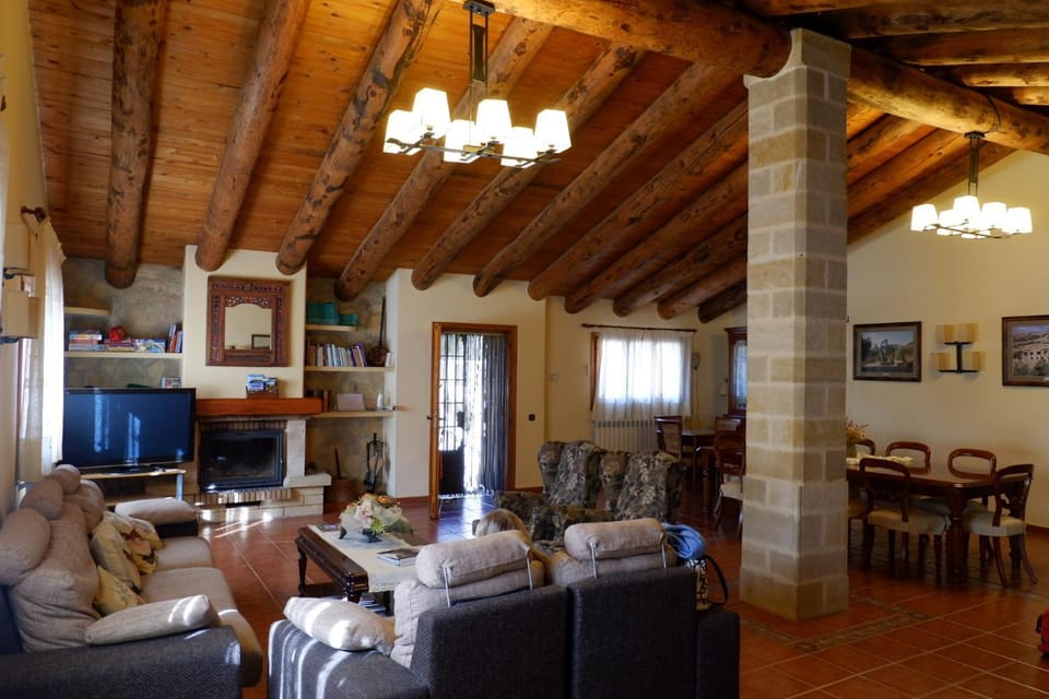 Communal lounge/ TV room, TV and multimedia, Living room, Seating area, Dining area, Evening entertainment