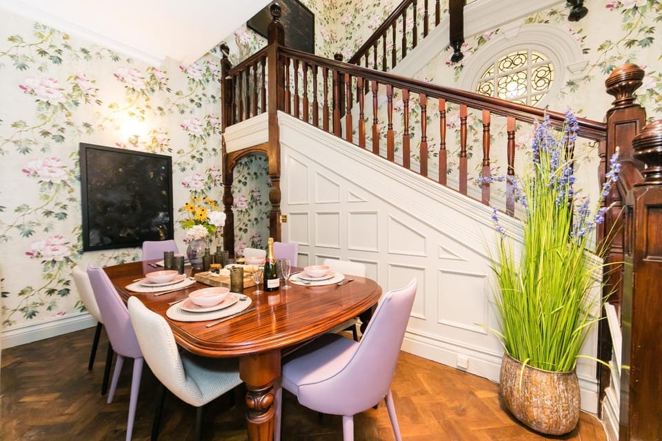 Seating area, Dining area