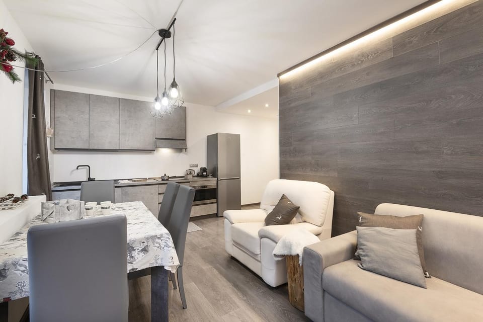 Kitchen or kitchenette, Seating area, Dining area