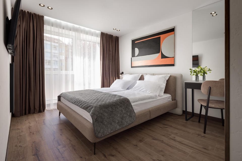 Bed, TV and multimedia, Photo of the whole room, Bedroom