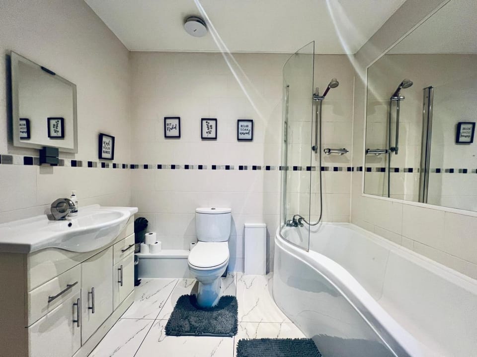 Shower, Toilet, Bathroom, Bath, towels