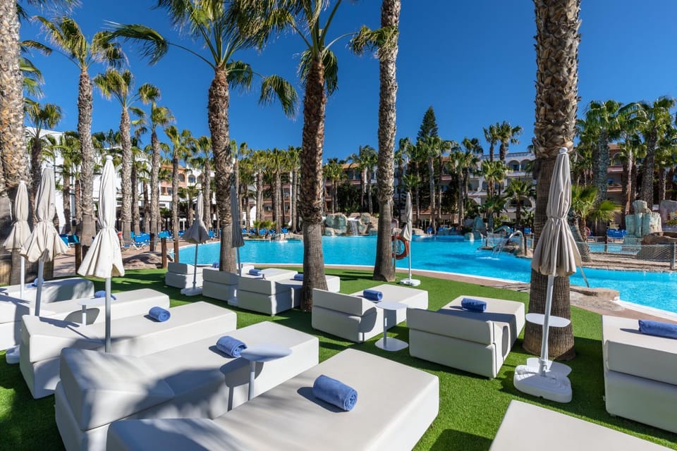 Garden view, Pool view, Swimming pool, sunbed