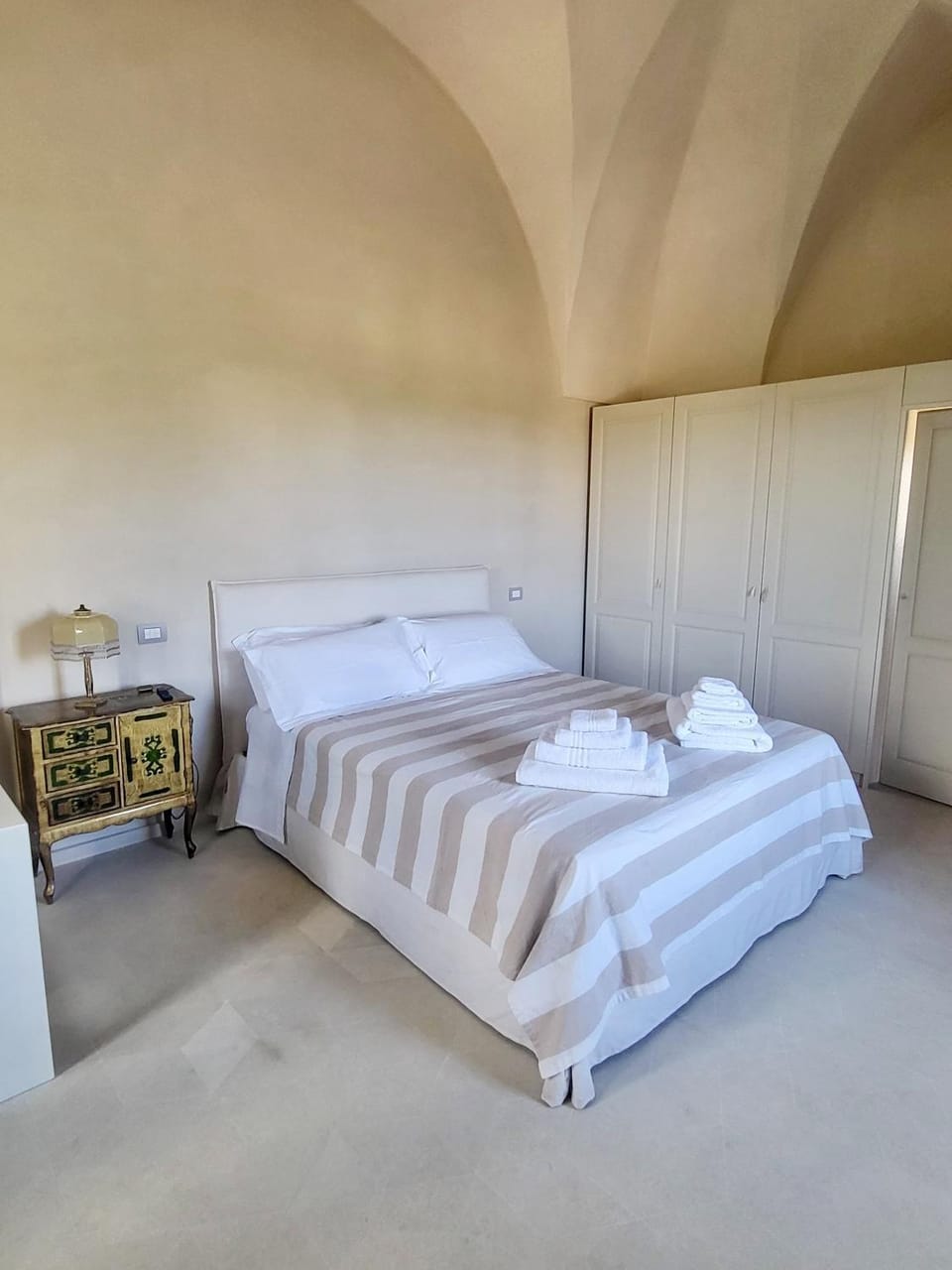 Bed, Photo of the whole room, towels