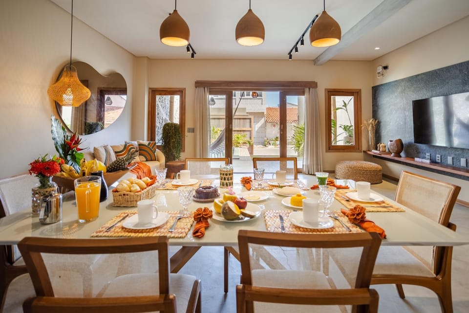 Communal lounge/ TV room, TV and multimedia, Living room, Food and drinks, Seating area, Dining area, Evening entertainment, Food, Drinks