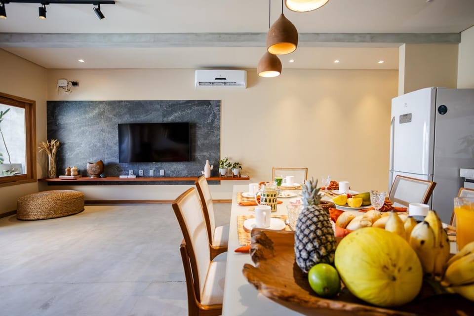 TV and multimedia, Kitchen or kitchenette, Living room, Food and drinks, Seating area, Dining area, Food
