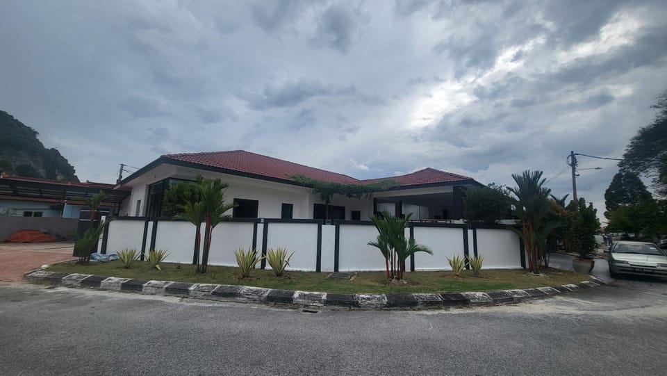 Fairy Retreat Private Pool Cottage IPOH, BBQ, KTV, 10-12 pax House in Ipoh