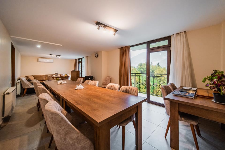 TV and multimedia, View (from property/room), Balcony/Terrace, Living room, Lobby or reception, Guests, Garden view, Landmark view, Mountain view