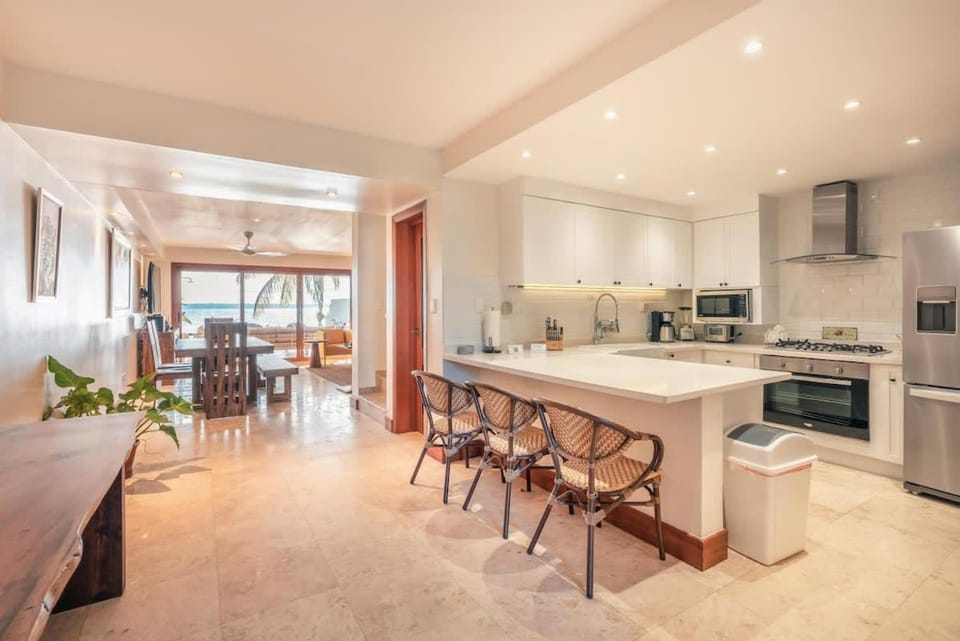Kitchen or kitchenette, Seating area, Dining area