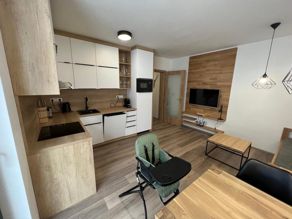 TV and multimedia, Coffee/tea facilities, Kitchen or kitchenette, Living room, Seating area, Dining area, dishwasher, minibar, oven, pet friendly, stove, toaster