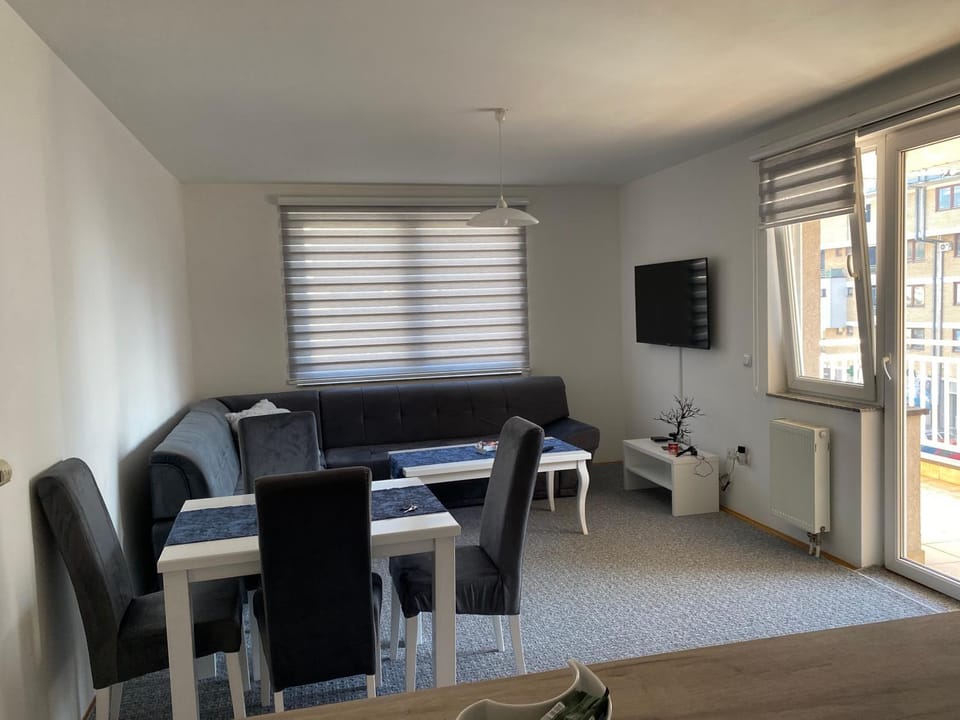 Communal lounge/ TV room, TV and multimedia, Living room, Seating area, Dining area, Evening entertainment