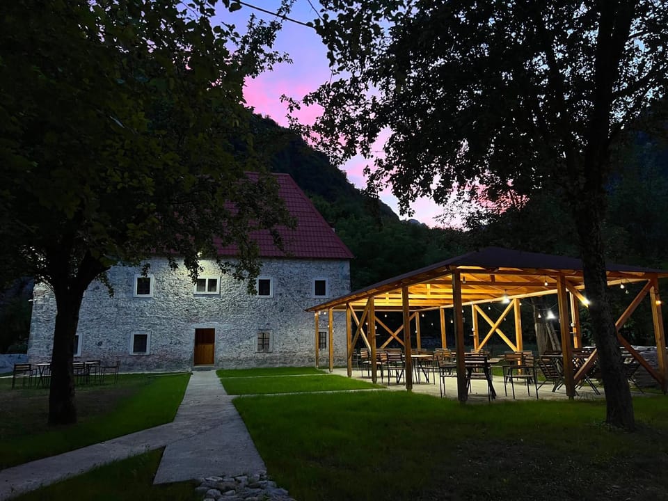 Bujtina Shpjia e Gjyshit Hotel in Montenegro