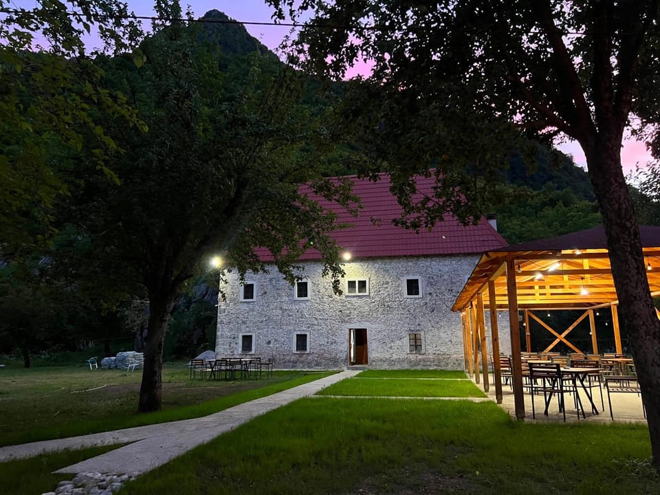 Bujtina Shpjia e Gjyshit Hotel in Montenegro