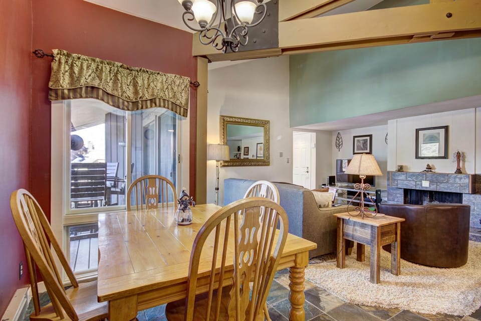 Condo on Shuttle Rt-Wild Irishman with Pool and More Apartment in Keystone