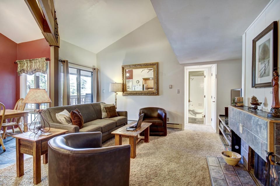 Condo on Shuttle Rt-Wild Irishman with Pool and More Apartment in Keystone
