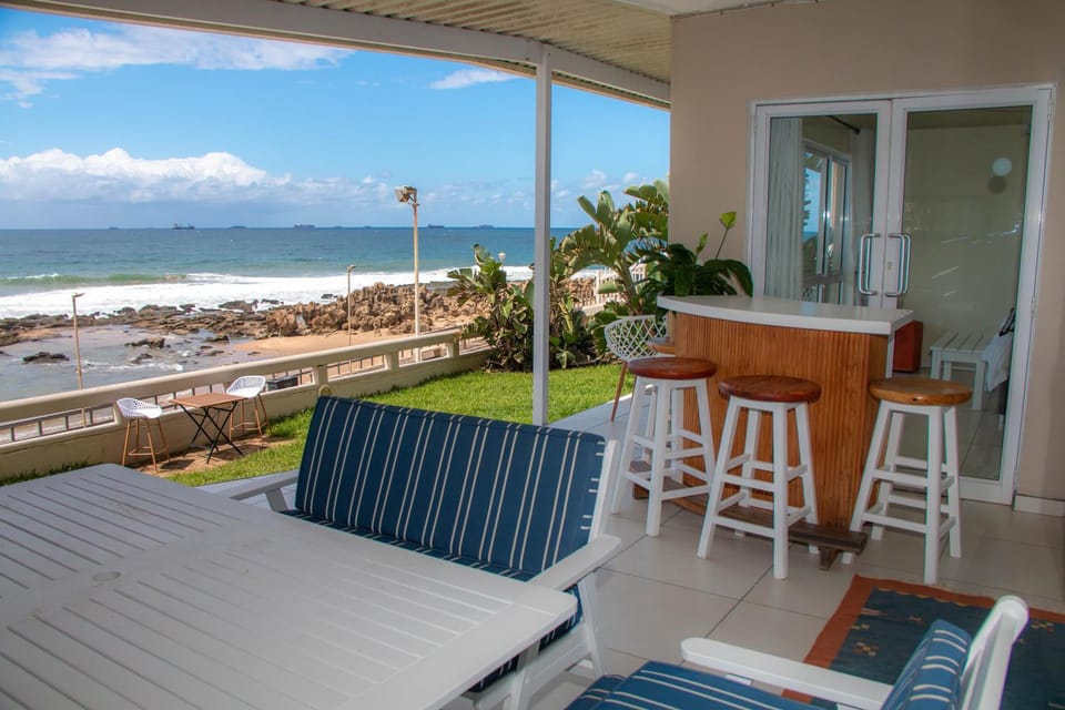 Patio, Day, Natural landscape, View (from property/room), Balcony/Terrace, Seating area, Dining area, Beach, Sea view