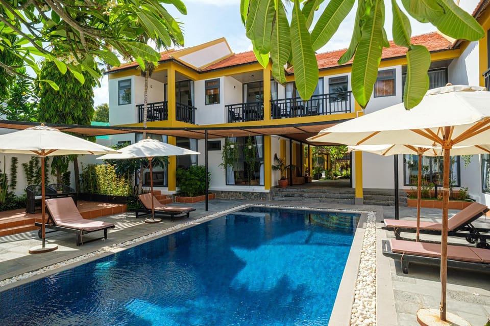 Property building, Patio, Spring, Day, Pool view, Swimming pool, sunbed