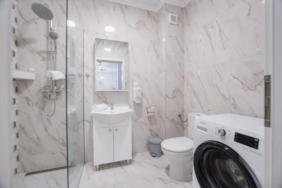 Shower, Toilet, Bathroom, towels, washing machine