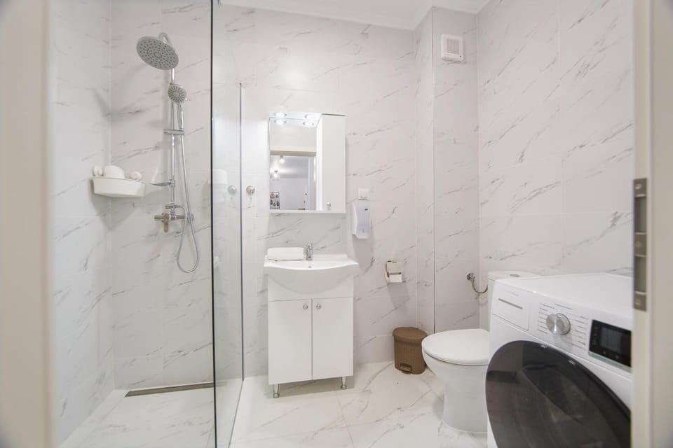 Shower, Toilet, Bathroom, towels