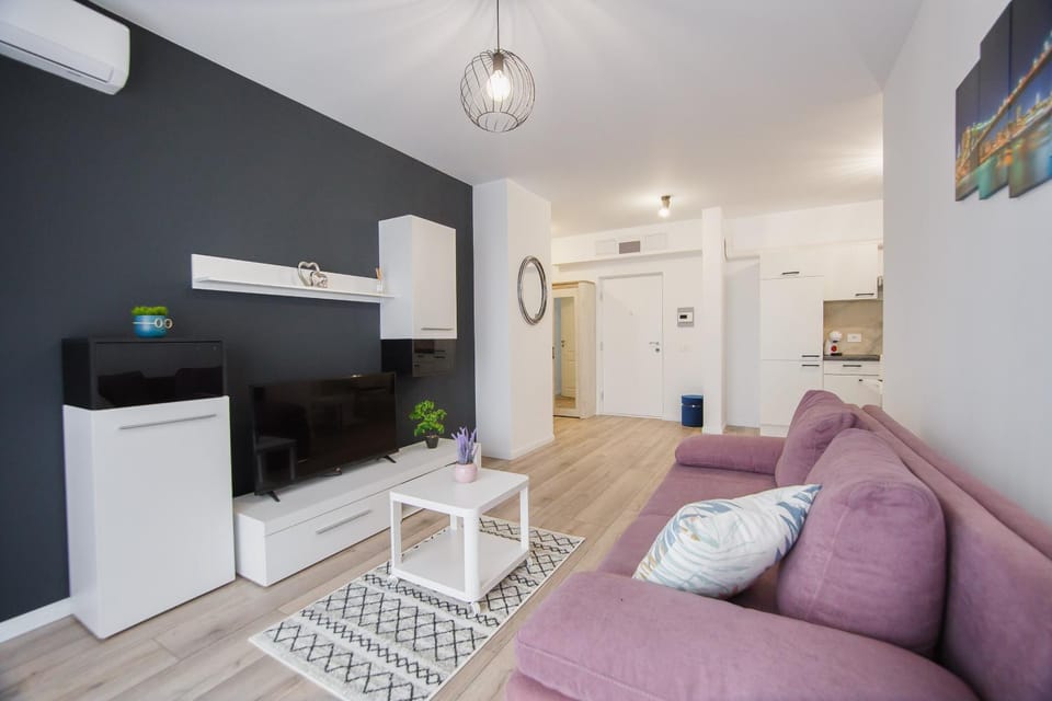 TV and multimedia, Living room, Seating area, air conditioner