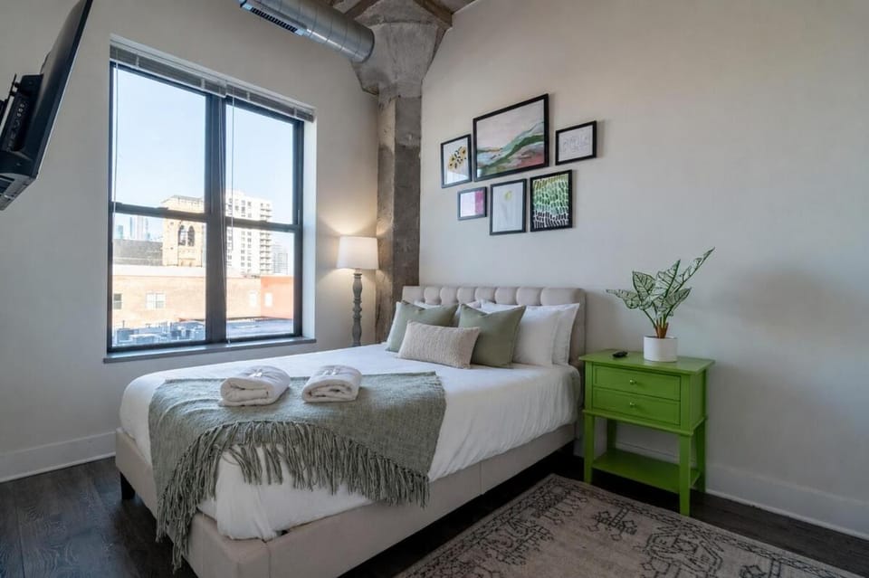 South Loop Chicago 2BR Retreat with Skyline View and Optional Parking for 8 guests Near McCormick Place and Soldier Field Apartment in South Loop