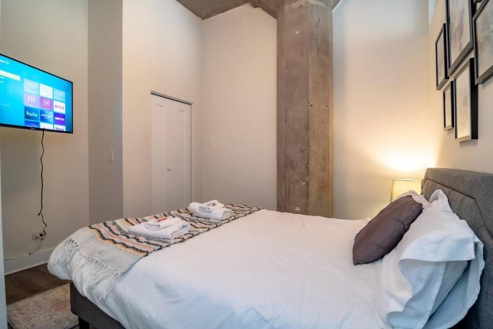 South Loop Chicago 2BR Retreat with Skyline View and Optional Parking for 8 guests Near McCormick Place and Soldier Field Apartment in South Loop